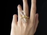 une femme qui porte une bague à un doigt et une autre bague à l'autre doigt