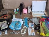 une table sur laquelle se trouvent de nombreux objets, notamment des ciseaux, des ciseaux et d'autres objets