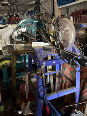 un garage rempli d'outils