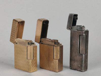 Quatre types différents de briquets sont alignés sur une surface blanche