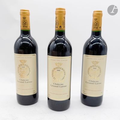 trois bouteilles de vin sont alignées sur une surface blanche