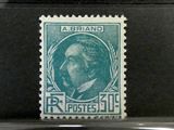 trois timbres de couleurs différentes exposés dans une vitrine