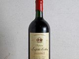 une bouteille de vin posée sur une table en bois