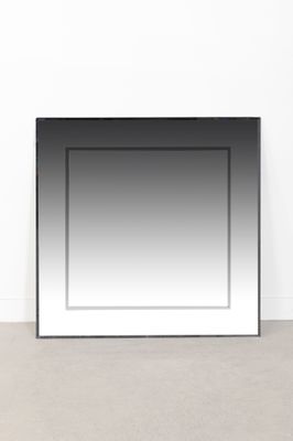 photographie en noir et blanc d'un miroir carré dans une pièce blanche