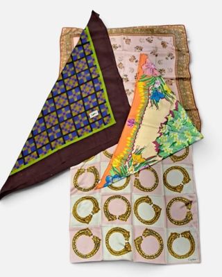 trois morceaux de tissu posés sur une surface blanche bordée de marron