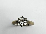gros plan d'une bague en diamant sur une surface blanche