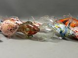 beaucoup de bonbons emballés dans des sachets en plastique posés sur une table
