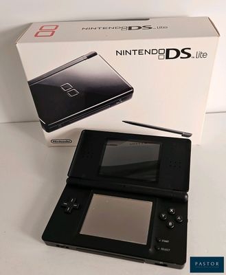 une Nintendo DS Lite dans la boîte, à côté de la boîte