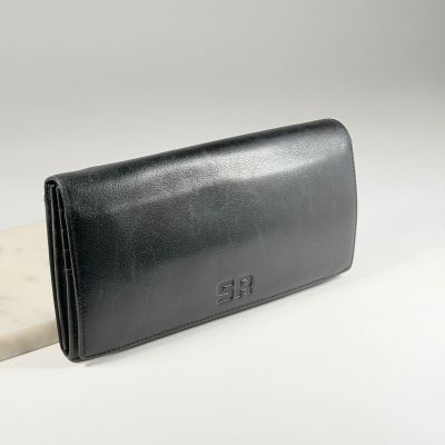 le portefeuille en cuir noir avec un bloc de marbre posé dessus