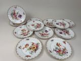 plusieurs assiettes ornées de motifs floraux posées sur une table