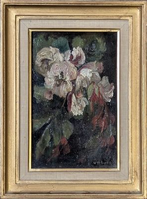 tableau représentant des fleurs blanches dans un cadre doré sur fond noir