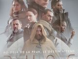 affiche de film représentant un homme debout devant un groupe de personnes