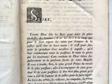 un livre ouvert avec une écriture dessus, posé sur une table