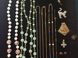 de nombreux colliers et broches de styles variés exposés dans une vitrine
