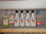 Des bouteilles d'alcool sont alignées sur une étagère dans un magasin
