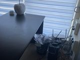 un bureau sur lequel se trouvent un écran d'ordinateur et une lampe