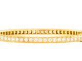 un bracelet en or jaune serti de diamants sur fond blanc