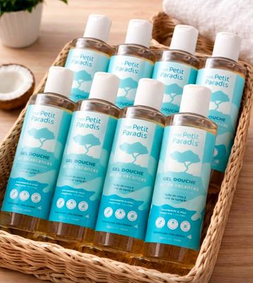un panier contenant six flacons de produits pour le bain, posé sur une table en bois