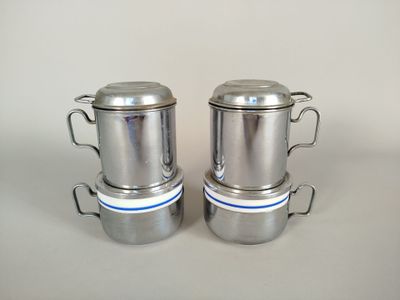 Réunion de deux cafetières filtre individuelles en métal bla…