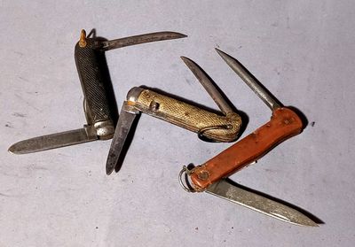 plusieurs types de couteaux posés sur une table