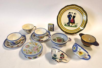 beaucoup de petites assiettes et de tasses sur la table