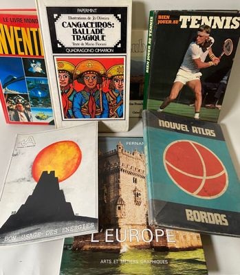 un grand nombre de livres posés sur une table