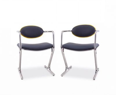 deux chaises noires et jaunes placées l'une à côté de l'autre sur une surface blanche