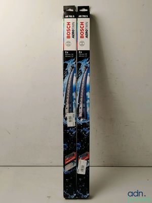 une photo d'une paire de skis rangés dans une boîte
