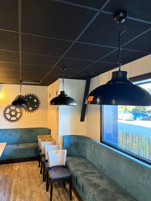 une photo d'un restaurant avec un canapé et une table