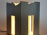 une lampe allumée posée sur une table