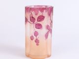vase en verre violet et rose orné de feuilles sur fond blanc