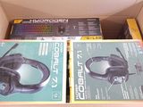 deux boîtes de casques audio dans une boîte posée par terre