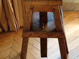 une petite table en bois avec un plateau en bois posée sur un plancher en bois