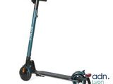 l'image d'un scooter posé sur une surface blanche