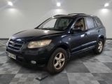 une photo d'un SUV bleu foncé garé dans un garage