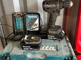 deux outils posés sur une boîte à outils