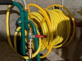 un tuyau raccordé à un chariot dans le garage
