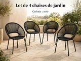quatre chaises sur une terrasse, avec une plante en pot en arrière-plan