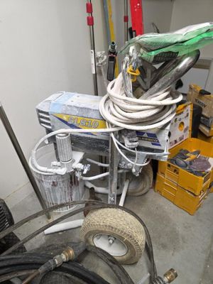 une photo d'une pièce remplie d'outils et de matériel