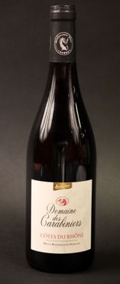une bouteille de vin posée sur une table