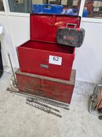 2 grandes caisses en métal rouge avec lot d'outillage manuel…