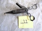 une paire de ciseaux et une feuille de papier posés sur une table