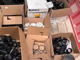 de nombreux cartons d'objets hétéroclites posés sur le sol