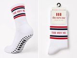 deux paires de chaussettes arborant le nouveau logo « me »