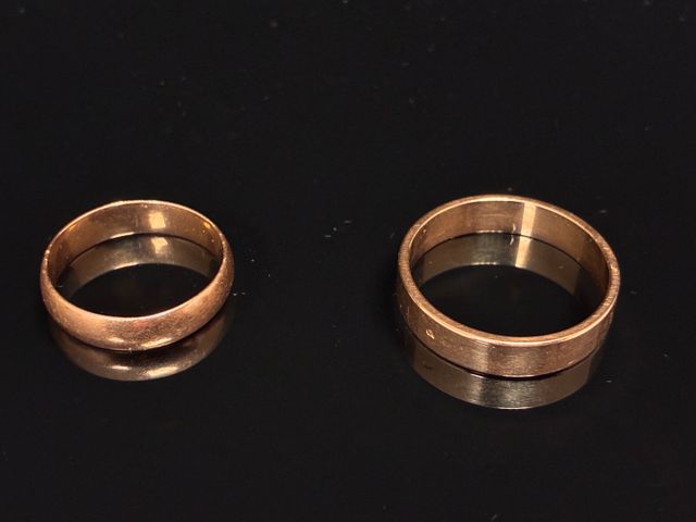 Deux alliances en or 18 carats 750%. En règle. PB : 10.2gr