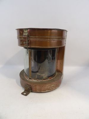 l'image d'une petite cloche de bateau en cuivre sur fond blanc