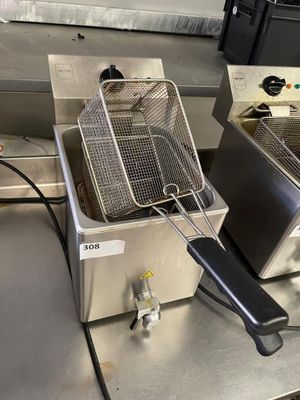 deux friteuses posées sur un plan de travail dans une cuisine
