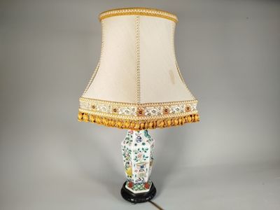 une lampe posée sur une table et munie d'un abat-jour