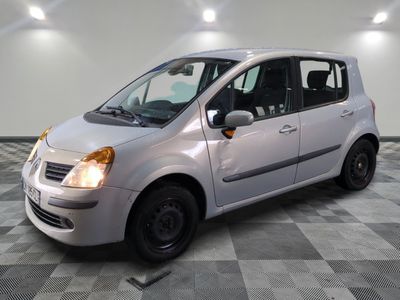 la photo d'une petite voiture argentée garée dans un garage