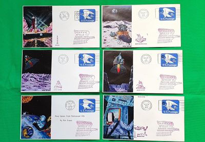 six cartes postales représentant une station spatiale, posées sur un fond vert
